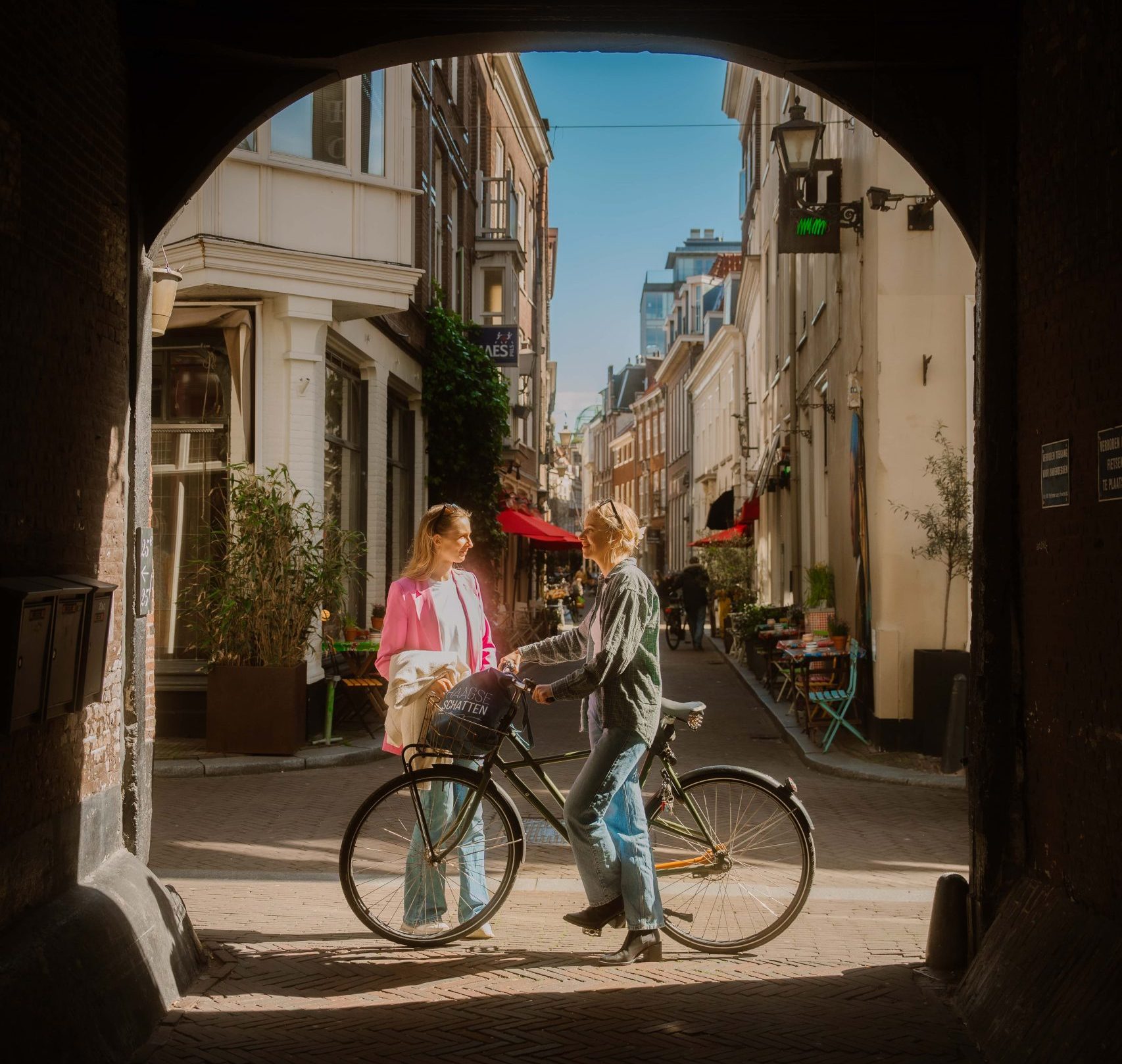 haagse schatten poortje oude mol met fiets Den Haag route